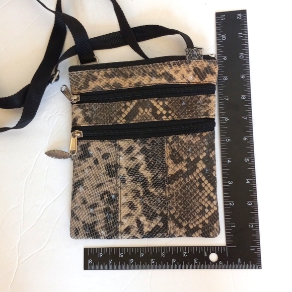 Black and cream fuax snake pattern shoulder  with five total compartments. - Picture 3 of 3